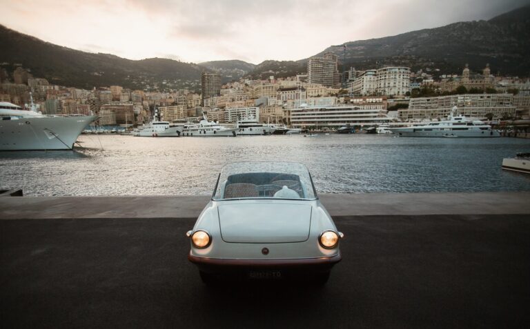 Fiat 500 Spiaggia von vorn, Hafen im Hintergrund