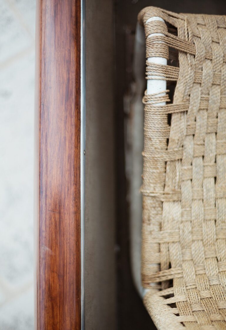 Holzleiste und Korbgeflecht im Detail
