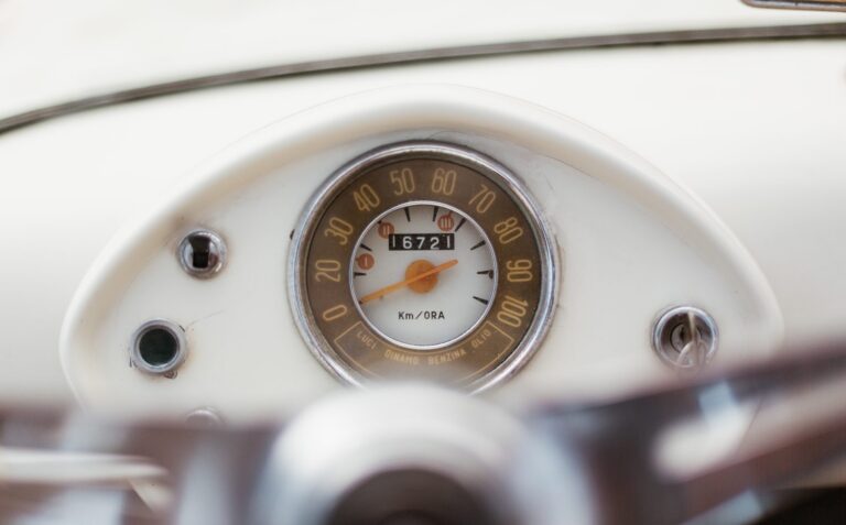Tachometer hinter dem Lenkrad
