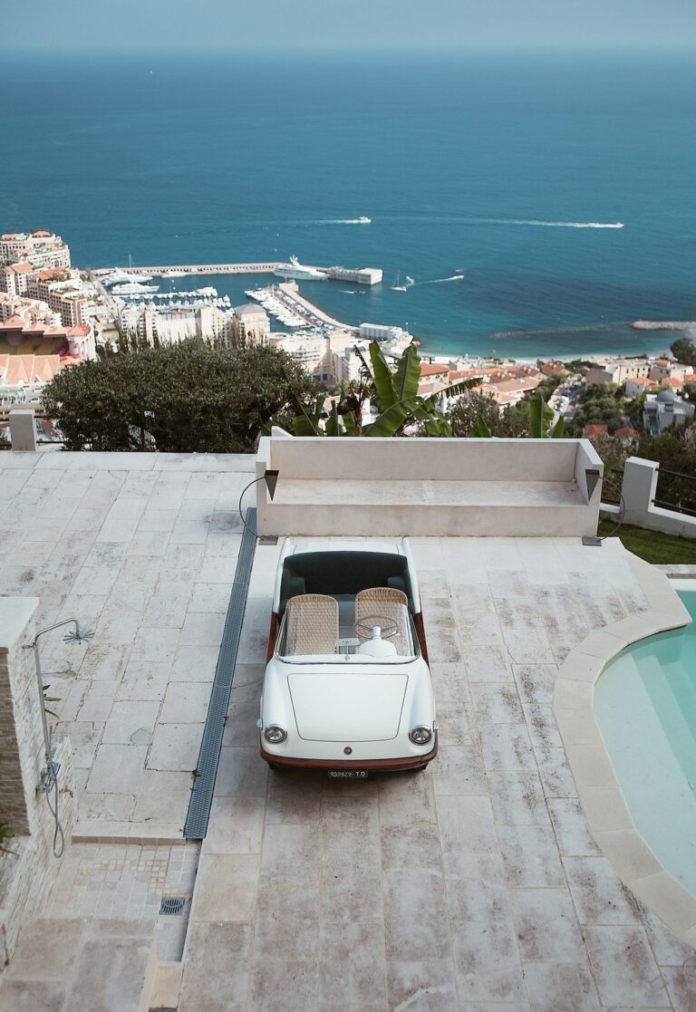 Fiat 500 Spiaggia auf einer Terrasse über dem Meer