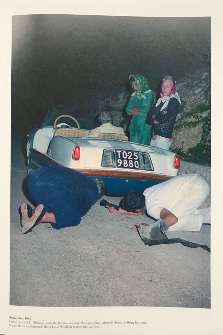 Zwei Männer arbeiten am Fiat 500 Spiaggia