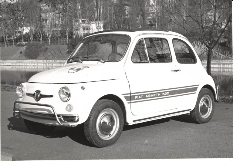Fiat Abarth 595 von schräg vorn links, Seitenstreifen mit dem Schriftzug FIAT ABARTH 595, Skorpion auf der Fronthaube