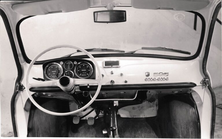 Innenraum eines Fiat Abarth 595 SS mit weissem Sportlenkrad, drei Zusatzinstrumenten und dem Schriftzug 595 esse-esse auf dem Armaturenbrett