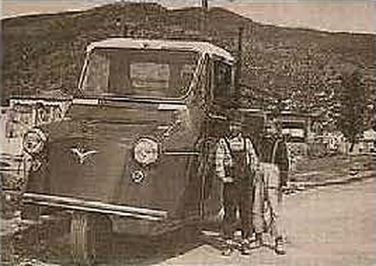 Dreirädriger BET-Kleinlastwagen von 1967 mit zwei Kindern davor
