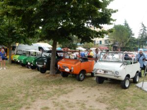 Ferves-Treffen in Garlenda 2016, Bild 1 von 6 – Reihe von Ferves Ranger unter Bäumen, vorne ein oranger und ein weisser Wagen