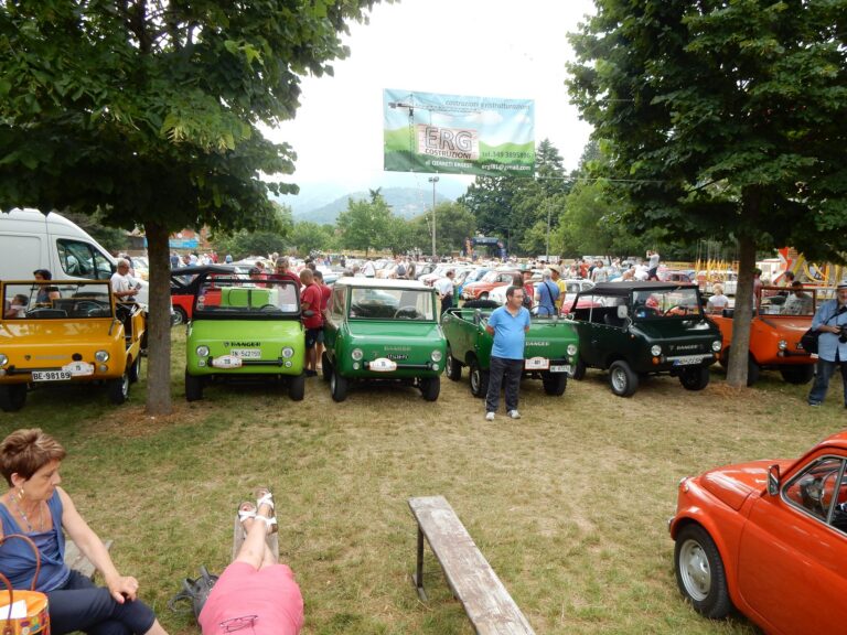 Ferves-Treffen in Garlenda 2016, Bild 3 von 6 – Ferves Ranger in Gelb, Hellgrün und Dunkelgrün nebeneinander auf der Festwiese