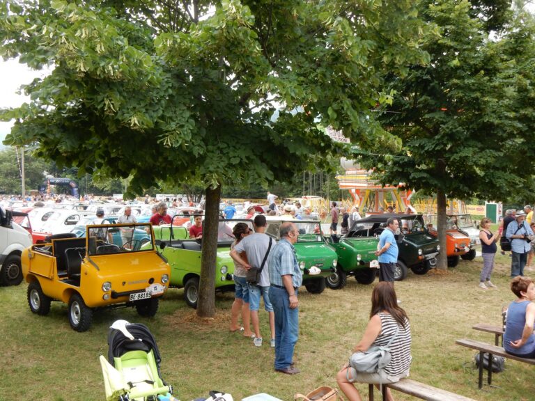 Ferves-Treffen in Garlenda 2016, Bild 4 von 6 – Besucher vor der Fahrzeugreihe, vorne ein gelber Ferves Ranger