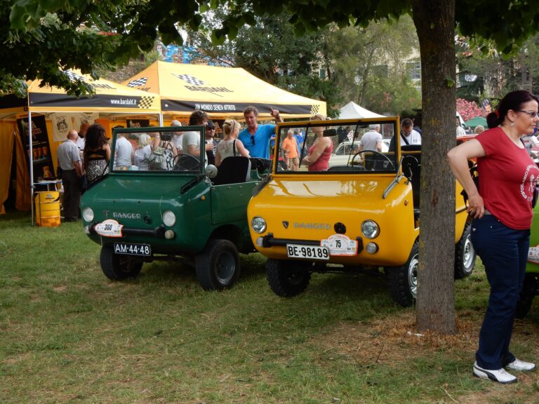 Ferves-Treffen in Garlenda 2016, Bild 6 von 6 – ein grüner und ein gelber Ferves Ranger vor den Ausstellerzelten