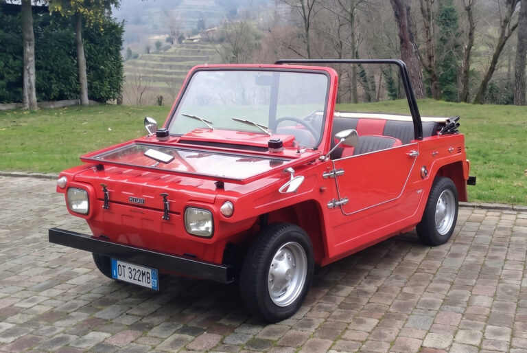Savio Jungla OT-322-MB, roter Jungla mit nach vorn umgelegter Frontscheibe, Front-Dreiviertelansicht von links