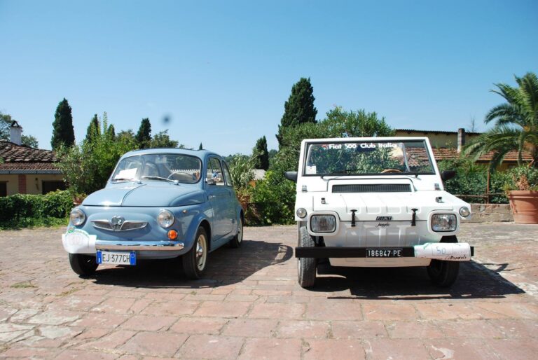 Savio Jungla PE-186847, Ganzes Fahrzeug im Freien neben einem Fiat 500