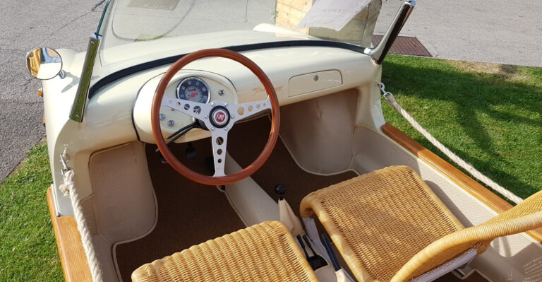 Savio Spider Elegance, Innenraum mit Holzlenkrad und Sitzen aus Korbgeflecht