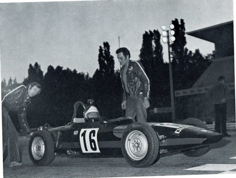 Franco Bosio kurz vor dem Start eines Formula-Monza-Rennens, Startnummer 16