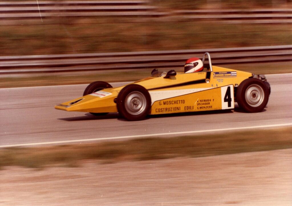 Cirelli auf der Bahn im gelben Monoposto mit der Startnummer 4, Plakette der Scuderia Giovanni Salvati und Vergani Racing