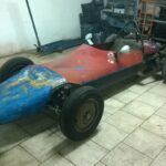 Repetto in Blau und Rot in einer Garage