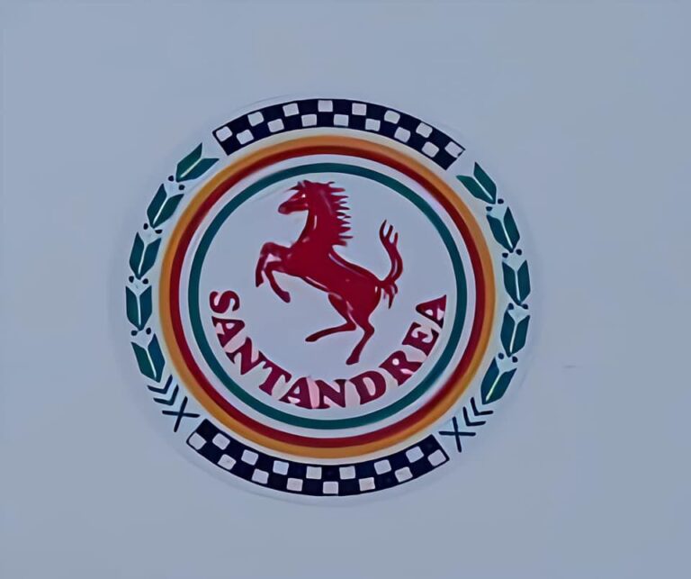 Wappen von Santandrea: steigendes Pferd in einem Lorbeer- und Karokranz