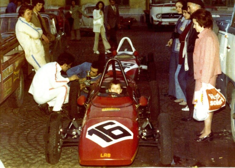 Franco Bosio mit den Mechanikern Giovanni, Carlo und Orazio Riponi, zeitgenoessische Aufnahme