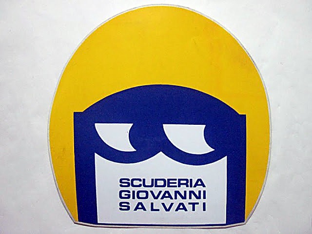 Aufkleber der Scuderia Giovanni Salvati: blauer Helm mit Brille auf Gelb