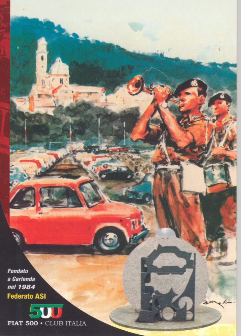 Fiat 500 Club Italia, gegründet 1984 in Garlenda. Rechts das 500-Denkmal.