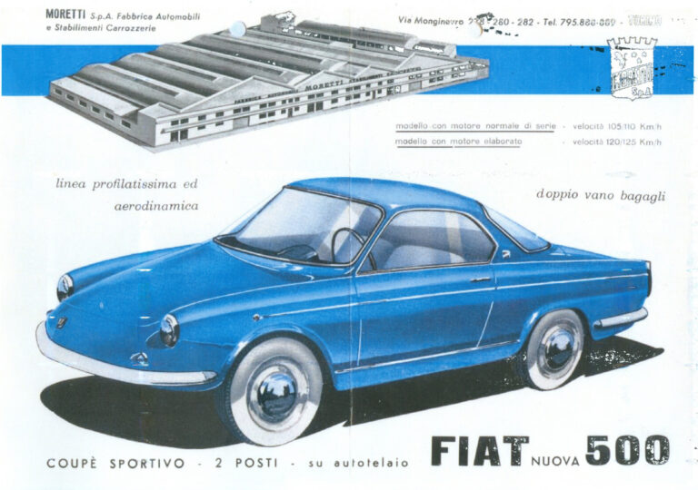 Depliant von Moretti: gezeichnetes blaues Coupé auf Fiat Nuova 500, darüber der Briefkopf MORETTI S.p.A. mit Zeichnung des Werks in der Via Monginevro in Turin