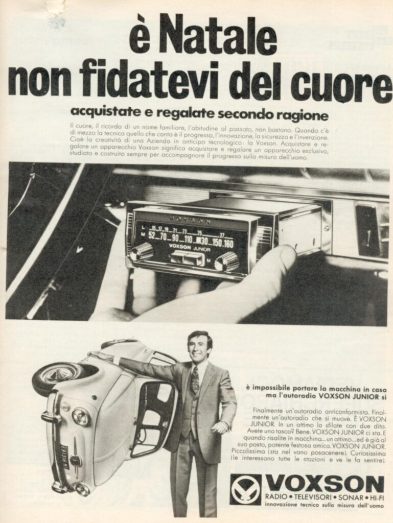 Voxson-Werbung für das Autoradio Voxson Junior mit einem Fiat 500