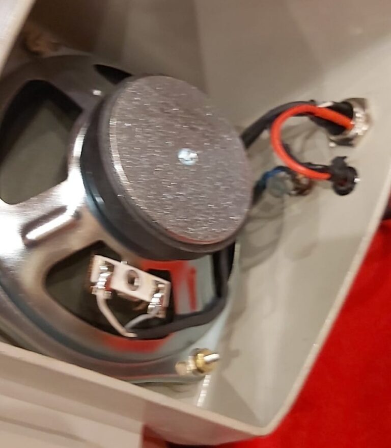 Voxson Vanguard mit grauem Lautsprecher, geöffnet