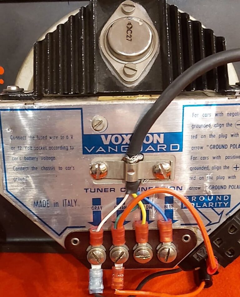 Voxson Vanguard – Fassung Murphy, Rückseite mit Anschlussschild