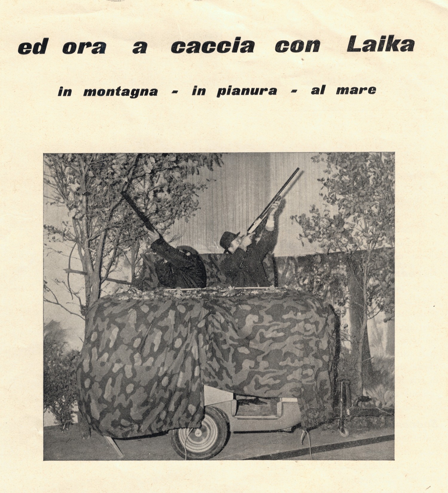 Prospektseite: ed ora a caccia con Laika, in montagna in pianura al mare - der Wohnwagen unter Tarnnetz als Ansitz, zwei Jaeger schiessen vom Dach